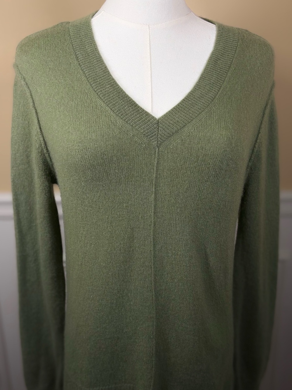 🌿 Magaschoni 100% Cashmere Sage Olive V-Neck Sweater Petite Small PS